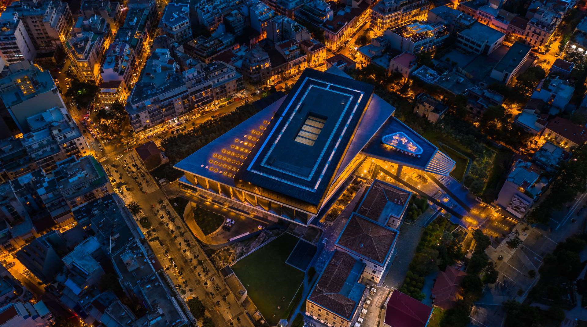 Το ξενοδοχείο μας από ψηλά κατά τη νύχτα