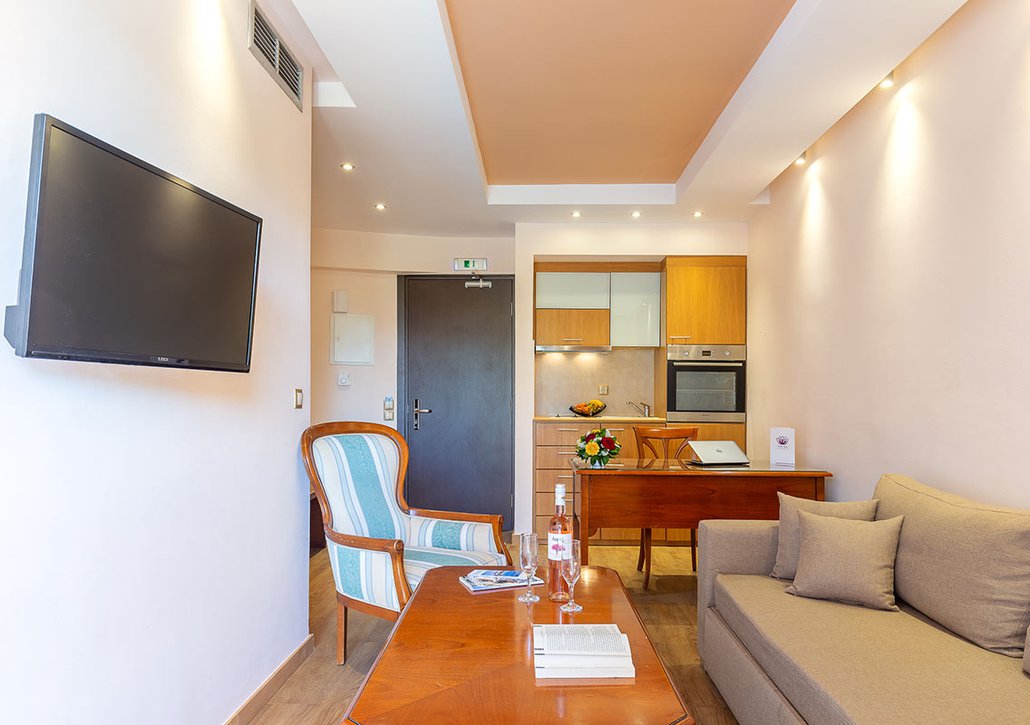 Superior Apartments Pool View - Gallery Image 8