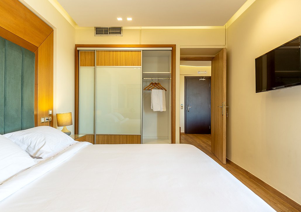 Deluxe Apartments Pool View - Gallery image 2