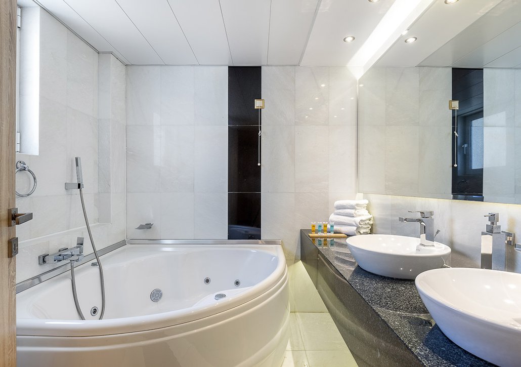 Junior Jacuzzi Suite - Gallery Image 3