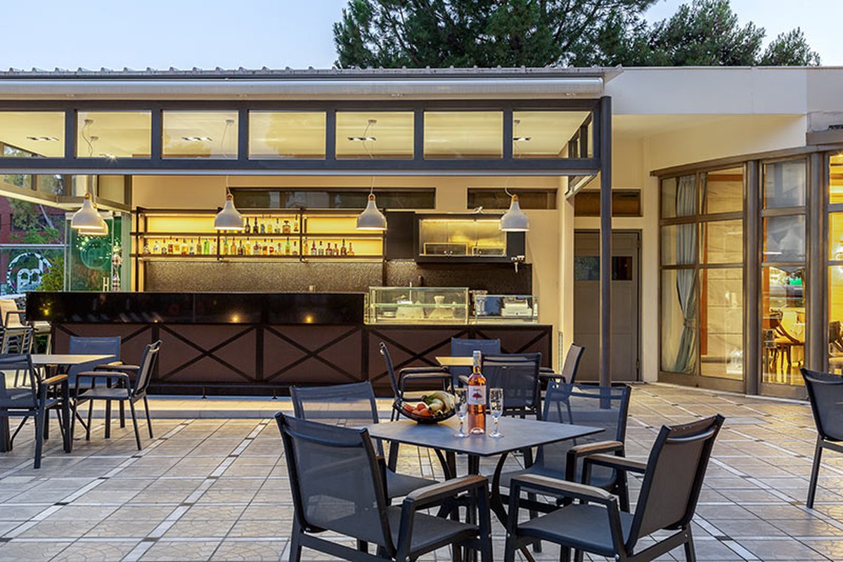 Our outdors dinning tables by the pool bar and the pool